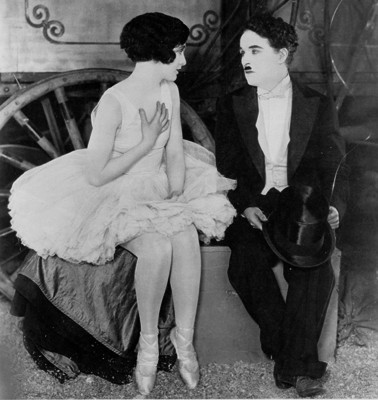 Merna Kennedy, amiga de Lita Grey, es la domadora de la que Chaplin se enamora
